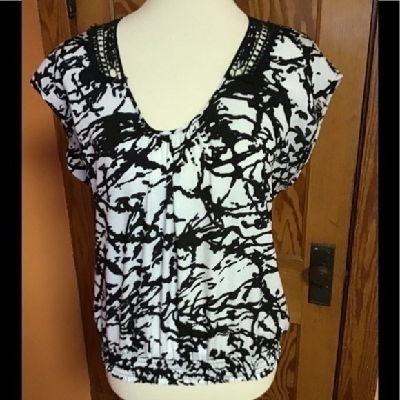 Black Rainn Abstract Print Short Sleeve Blouse | Black & White Top - Picture 6 of 9